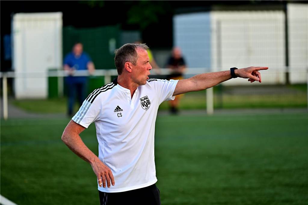 Doppel-Rot sorgt für Ärger: TuS Haltern macht es gegen den VfB Hüls deutlich - zwei Debüt-Tore Christoph Schlebach ärgerte sich lautstark über einen Platzverweis gegen sein Team und sah dafür selbst Rot.
