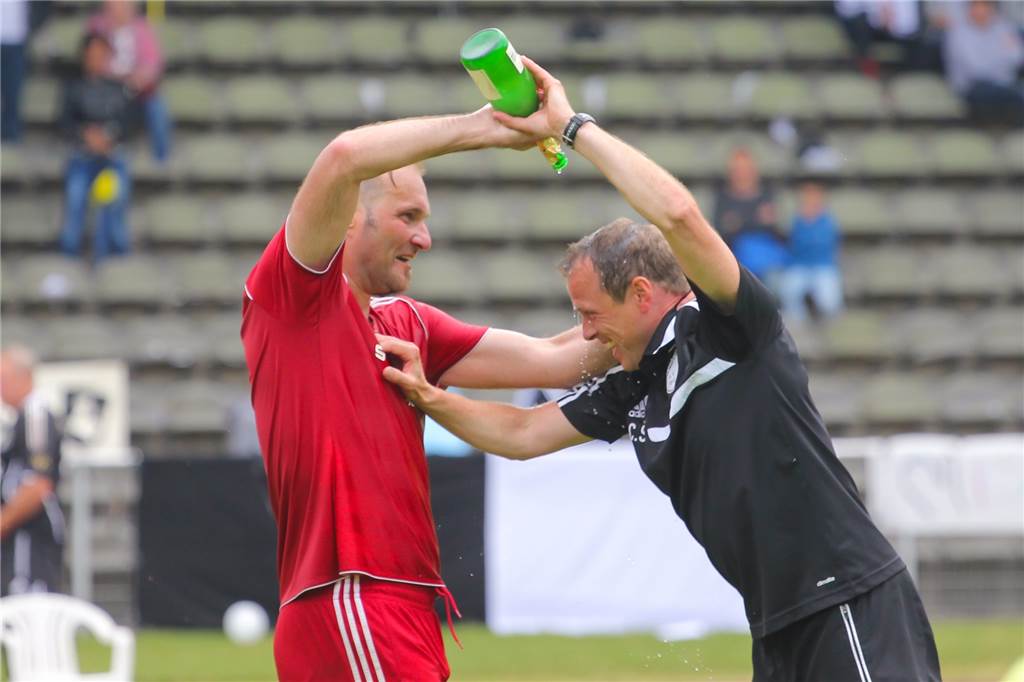 Christoph Schlebach (VfB Hüls): Thorsten Fink hat ihm den Profivertrag vor der Nase weggeschnappt Christoph Schlebach und Marek Klimczok freuen sich 2016 über den Oberliga-Aufstieg mit dem SV Schermbeck.