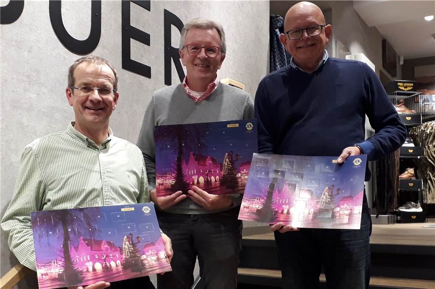 Im Lionskalender Haltern verbergen sich Preise im Wert von 18.000 Euro Christoph Sebbel (v.l.), Vorstand Förderverein, Reiner Wille, Vorstand Förderverein und Leo Keysberg Präsident Lions Club, präsentieren den Adventskalender 2021.