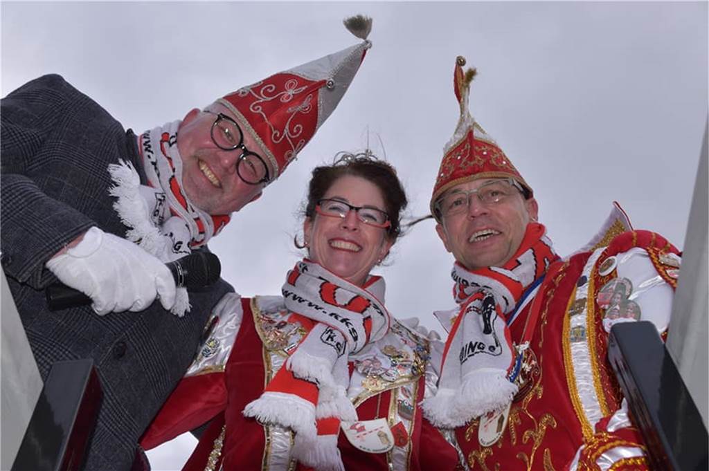 KKG Oeding sagt Karneval komplett ab: kein Kappenball, kein Rathaus-Sturm Christoph Steinberg, KKG-Präsident, mit dem Prinzenpaar Tamara I. und Wolfgang I, das jetzt in den "Ruhezustand" geht – bis zur nächsten Session.