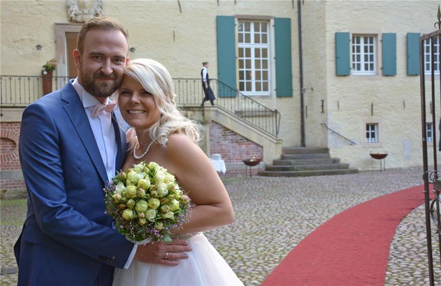 Julia und Christoph starten glücklich ins Eheleben Christoph und Julia strahlten nach ihrer Trauung.