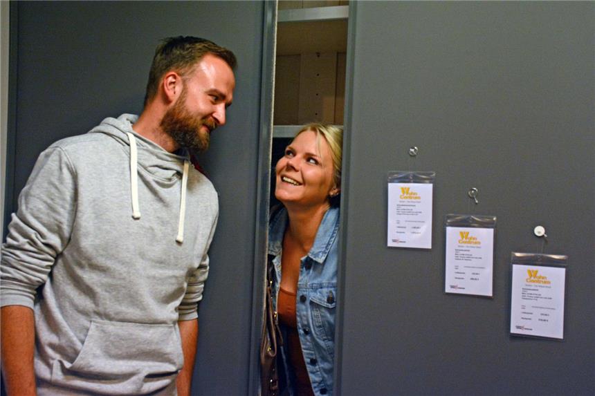 Julia und Christoph suchen einen großen Schrank Christoph und Julia suchen den passenden Schrank.