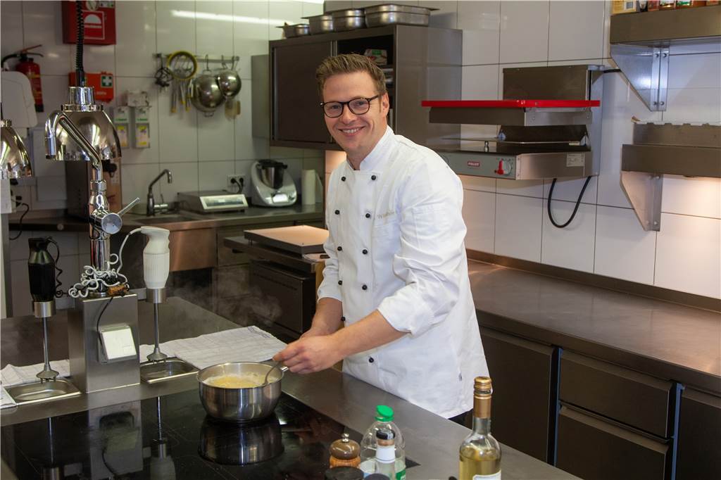 Christoph Winkelhorst ist nicht nur Chef vom Haus, sondern auch Chef in der Küche des Restaurants.