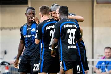 Christopher Antwi-Adjej, Philipp Klement, Klaus Gjasula und Bernard Telpetey (l-r) vom SC Paderborn bejubeln das 2:0. Foto: Ina Fassbender