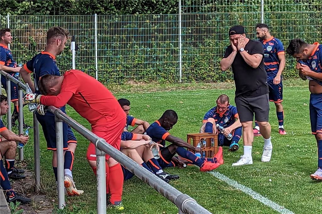 Dumanli rettet TuRa-Sieg: Stadtderby in Weddinghofen mit vielen Schwächen Christopher Brügmann (3.v.r.) schwört seine Mannschaft in der Pause nochmal ein.
