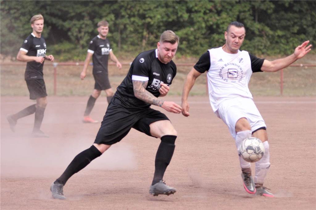 PSV Bork hat schon wieder einen Neuen: Nach zwei Kindern Comeback beim Fußball Christopher Bülhoff (l.) trug vor seiner Fußballpause zuletzt das Trikot von Teutonia SuS Waltrop.