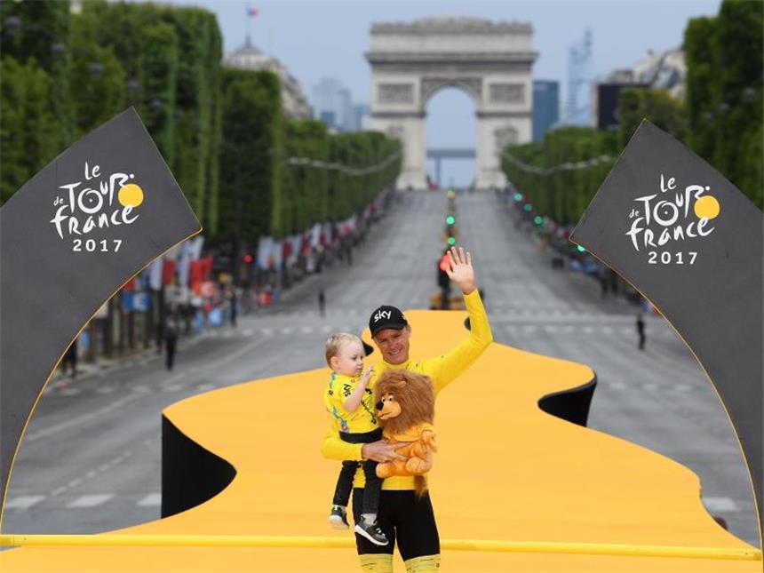 Dominator Froome kämpft um Sympathiepunkte Christopher Froome (M) vom Team Sky steht mit seinem Sohn auf dem Podium in Paris. Foto: Pool Franck Faugere
