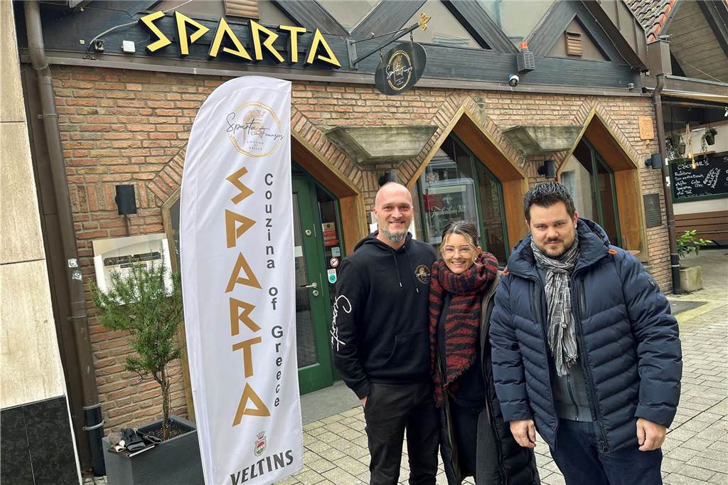 Kroes-Passage öffnet wieder - nach mehr als drei Jahren Christopher Kiehne (r.) ist der neue Immobilienbesitzer und Verpächter für das Wirte-Ehepaar Niko und Nadine Tzes vom griechischen Restaurant Sparta, vormals Fränzer.