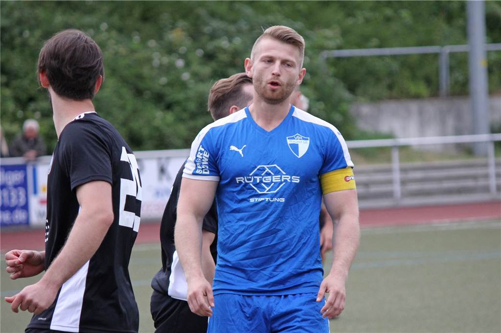 VfB-Spielertrainer Kantzke über Derby-Treffer: „Spektakulärer als Bochum-Tore gegen Bayern“ Christopher Lammers (blaues Trikot): Der Kapitän des VfR Rauxel zeigte sich nach dem Derby mit vier Toren seiner Mannschaft enttäuscht.