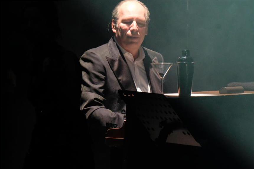 Hans Zimmer wieder für Oscar nominiert Christopher Nolans Kriegsfilm „Dunkirk“ kommt fast ohne Worte aus. Die „Leerstellen“ füllte Hans Zimmer mit ganz viel Musik. Foto: Sebastian Willnow