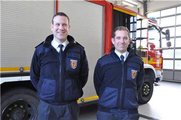 Christopher Rehnert (l.) und Florian Schwarze tragen im Dienst Fleecejacken, deren Hersteller Mitglied in der Fair Wear Foundation ist.
