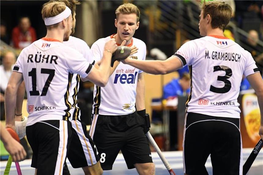 Deutsche Hockey-Teams nehmen Kurs aufs WM-Viertelfinale Christopher Rühr (l-r), Ferdinand Weinke und Mats Grambusch klatschen nach einem weiteren Treffer gegen Kasachstan ab. Foto: Britta Pedersen