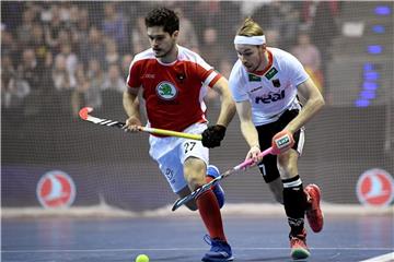 Christopher Rühr (r) im Kampf um den Ball gegen den Österreicher Xaver Hasun. Foto: Britta Pedersen