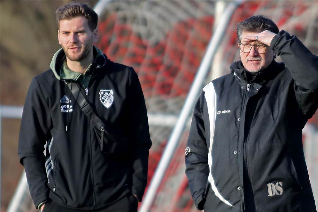 TuS Körne ist „zusammengewürfelt“: Aktuelle Platzierung ist „unbefriedigend“ Christopher Ruwe (l.), hier neben Ex-Trainer Dirk Sörries, spricht über die Lage beim TuS Körne.