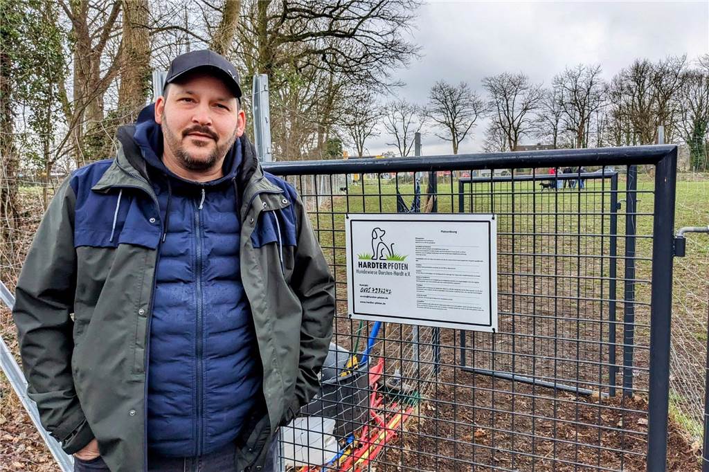 Hardter Hundewiese wird zum Renner: Verein erhöht Mitgliederzahl Christopher Schindel steht vor dem Tor der Hundeauslaufwiese