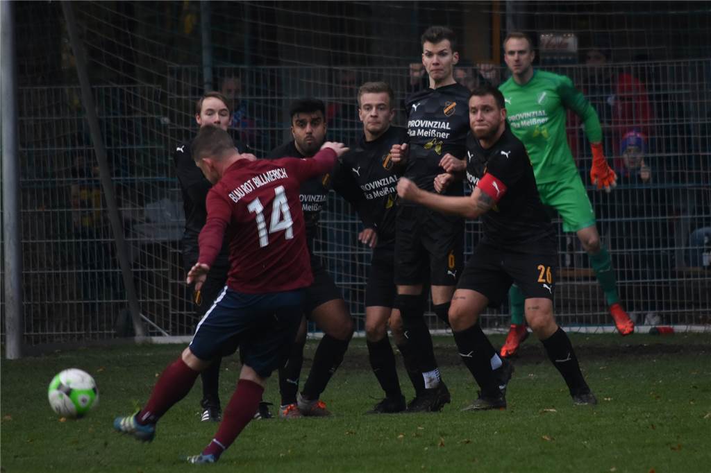 SV Langschede klettert auf Rang drei - 2:0 gegen Billmerich Christopher Schultz nimmt Maß. In der Mauer warten Marvin Weisstrop, Gunar Chandihok, Timo Kirstein, Jannes Krupka und Julian Seeling und dahinter Schlussmann Christopher Sander. Doch wie so oft vergaben die Billmericher an diesem Tag ihre Chancen.