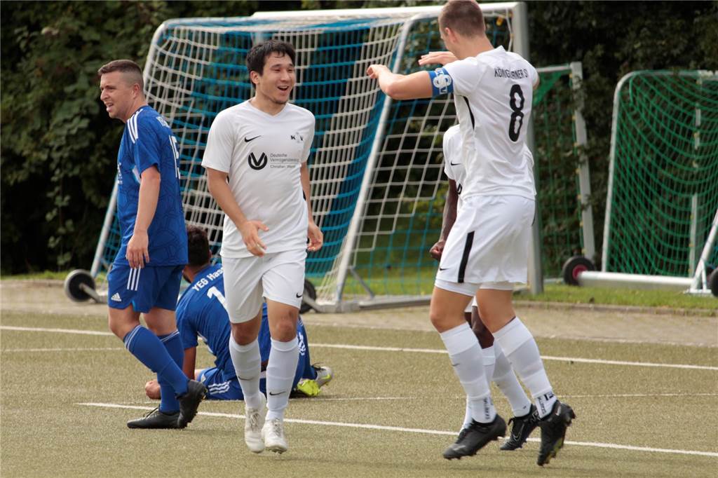 Unsere Fotostrecken vom Ligastart: Viele Emotionen Christopher Simon jubelt mit Val-Leander Wettklo (r.).