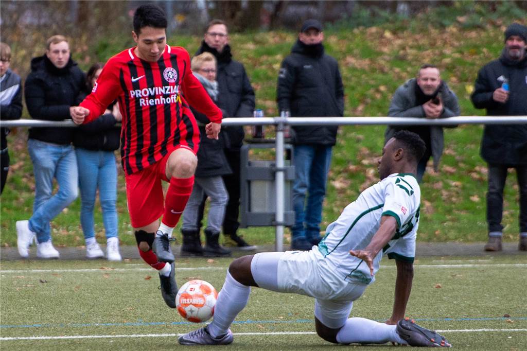 Führung verspielt, bitterer Elfmeter: SSV Mühlhausen verpasst Sieg im Spitzenspiel Christopher Simon (l.), im Duell mit Michael Kuhfeld, bereitete das 1:0 für Mühlhausen vor.
