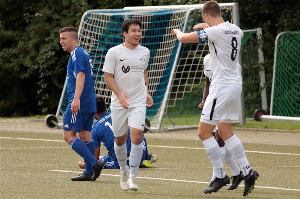 Saisonstart der Unnaer Fußballteams mit Schulnote: Bei 3 Teams ist die Versetzung gefährdet Christopher Simon (M.) und Val-Leander Wettklo (r.) sind zusammen mit Tarik Kurt bisher die einzigen Liga-Torschützen beim Königsborner SV.