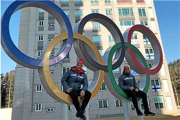 Christopher Weber (l.) und Johannes Lochner im Olympischen Dorf von Pyeongchang.