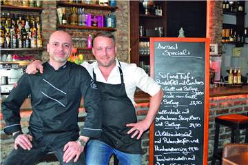Chrysovalantis Manoloudas (l.) und Björn D'Anna betreiben gemeinsam den Restaurant- und Barbetrieb Auszeit.