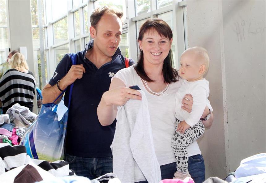 Großer Andrang beim Kleiderbasar in Herbern Ciggi, Annette und die gemeinsame kleine Tochter Julia reisen seit Jahren immer aus Bochum zum Herberner Basar an. Und auch am Samstag wurde die kleine Familie fündig.