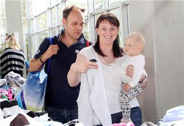 Ciggi, Annette und die gemeinsame kleine Tochter Julia reisen seit Jahren immer aus Bochum zum Herberner Basar an. Und auch am Samstag wurde die kleine Familie fündig.