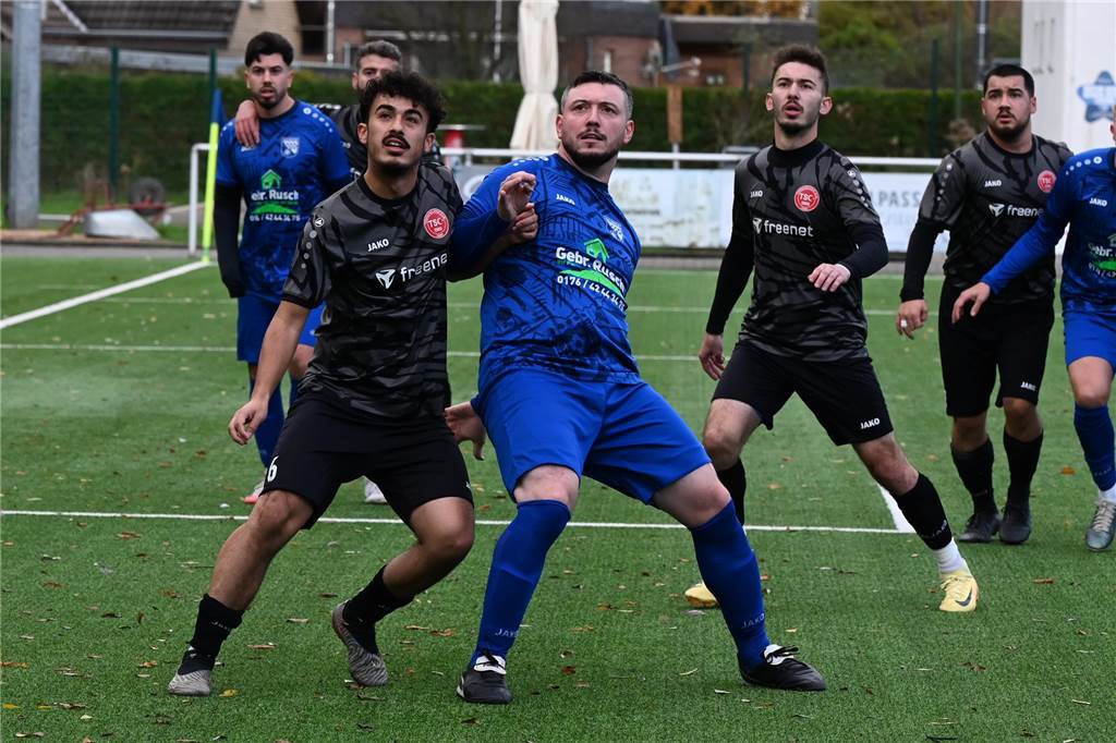 TSC Kamen mit Wintertransfer vom Ligarivalen Cihad Gün - hier (M.) beim 1:4 des SuS Rünthe gegen den TSC Kamen - wechselt im Winter nach Kamen.