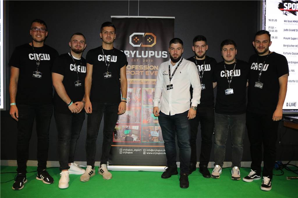 Heimische Klubs bei Fifa-20-Turnier: Ein Lüner trumpft groß auf Cihad Yildihan (M.) und die Crylupus-Crew - ein Bild aus Zeiten vor der Corona-Krise.