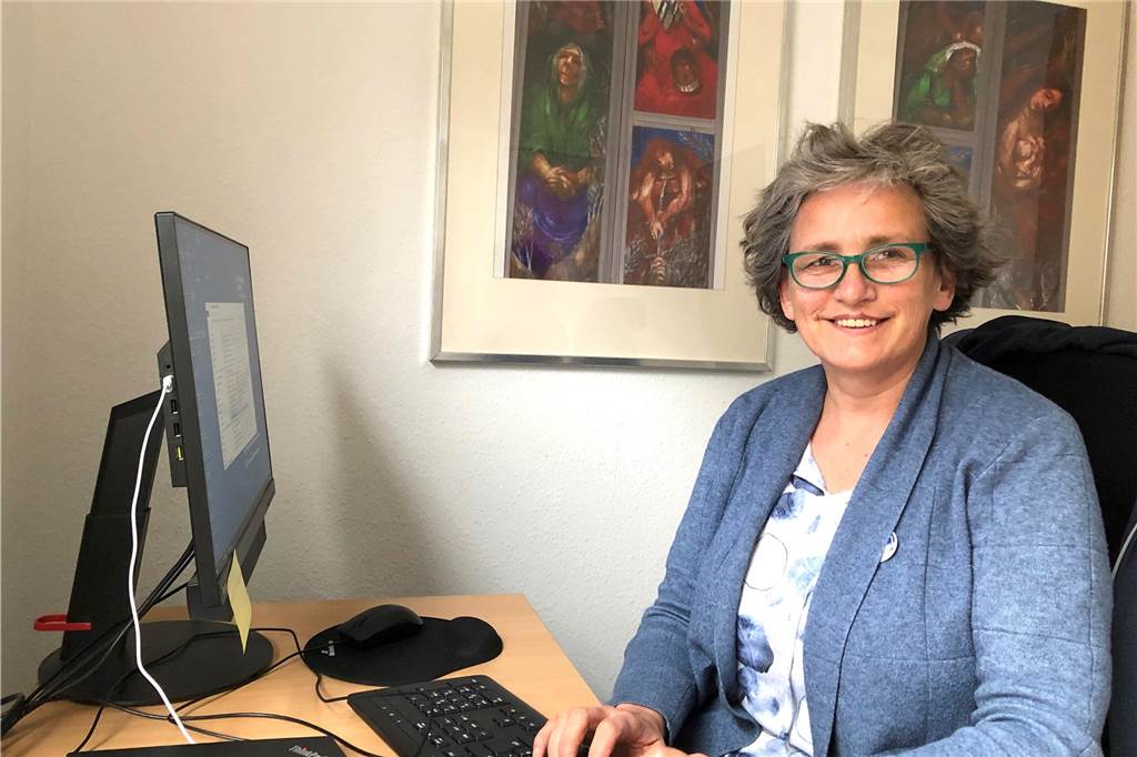 „Beim sexuellen Missbrauch hat der Täter Macht - bis zuletzt“ Cilly Scholten am Schreibtisch