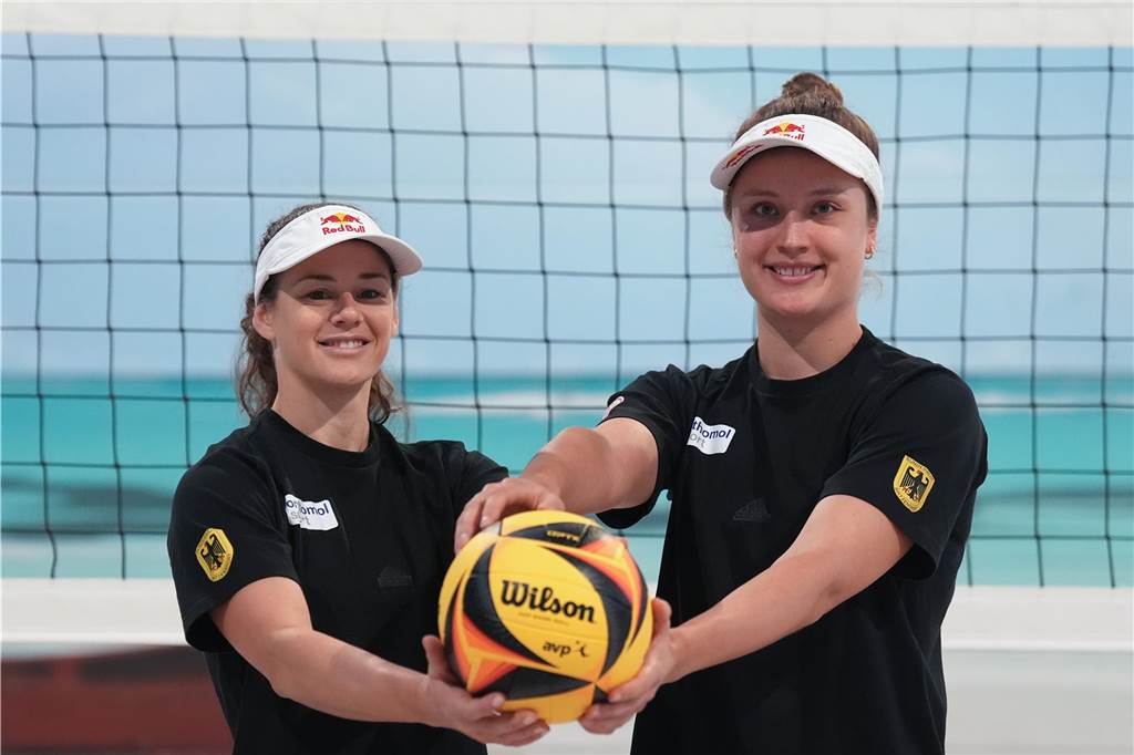 Dortmunderin an der Weltspitze: „Krass, wir sind Erster!“ Cinja Tillmann und ihre Partnerin Svenja Müller posieren mit einem Volleyball.