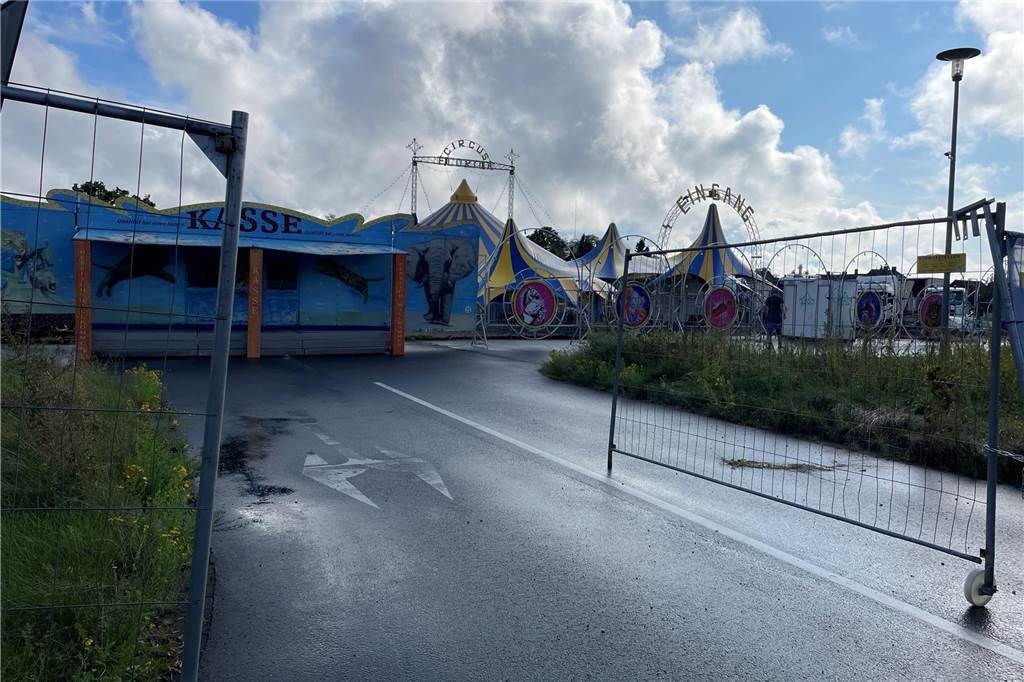 Stadt droht 5000-Euro-Strafe an: Was steckt hinter dem Zirkus-Verbot? Circus Florida steht im Regen da: Das Tor, hier noch geöffnet, muss am ersten Wochenende geschlossen bleiben.