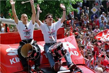 Ciriaco Sforza (r) und Martin Wagner feiern den FCK-Meistertitel 1998. Foto: Bernd Weissbrod