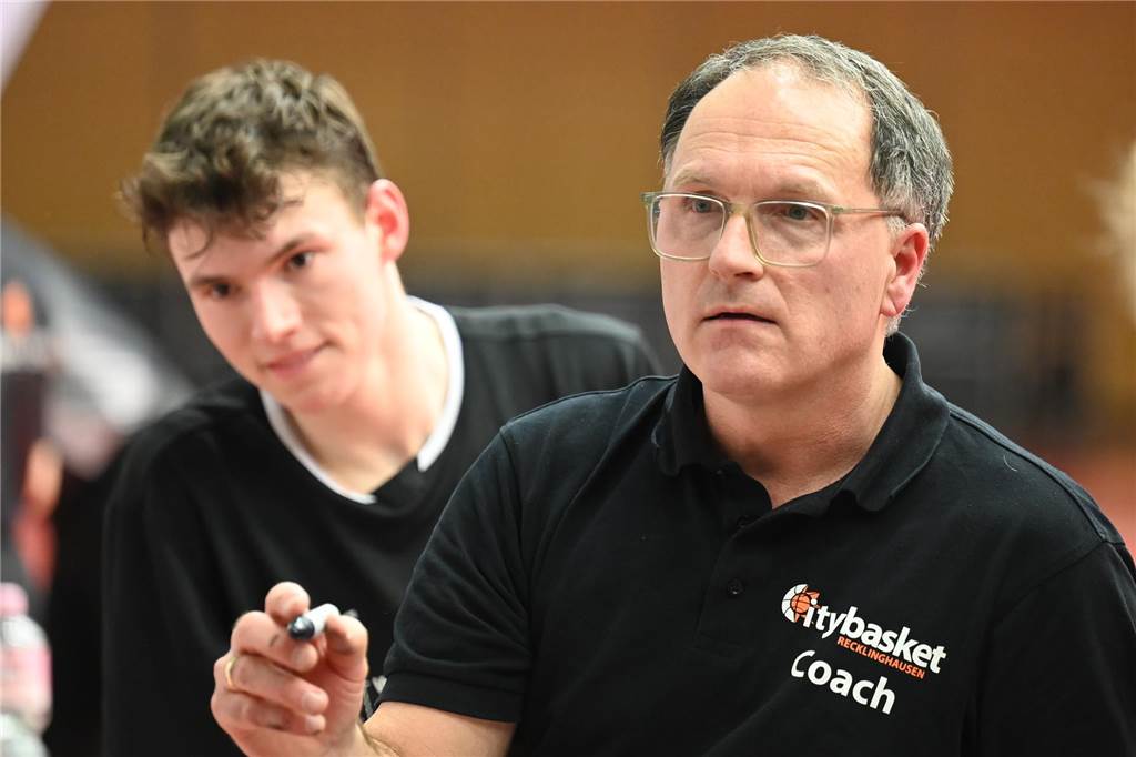 Derbyspannung bis zum Schluss: Citybasket verpasst gegen BSV Wulfen nur knapp die Überraschung Georg Kleine (Sportdirektor Citybasket Recklinghausen) in einer Ansprache.