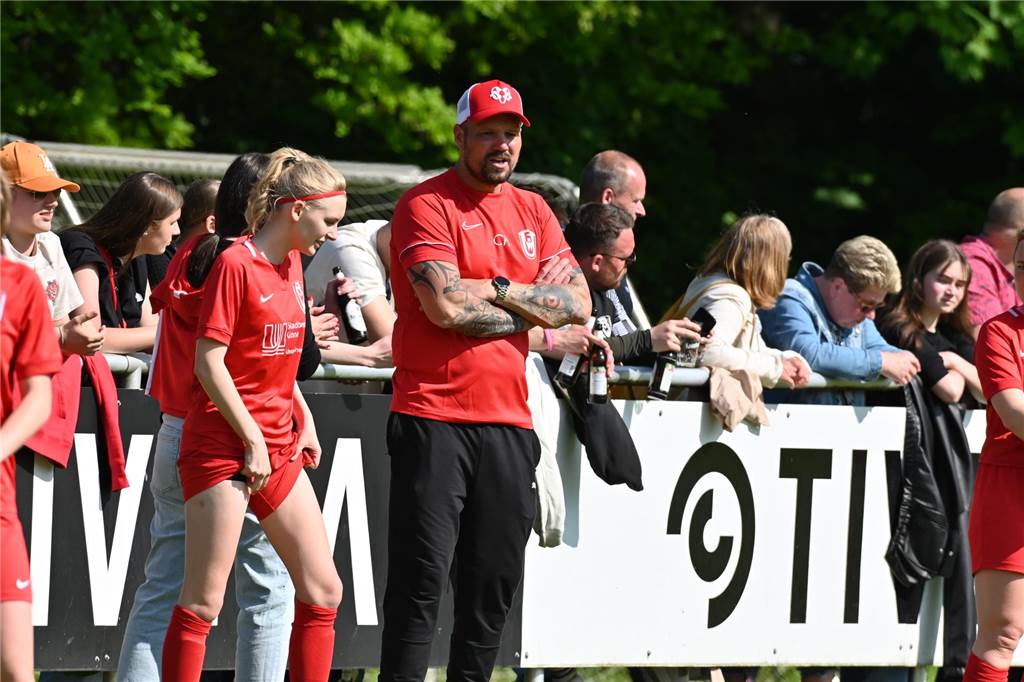 Skandal um spanischen Verbandspräsidenten: Wie gehen die Frauenteams im Kreis damit um? Claas Hoffmann gibt einer seiner Spielerinnen Anweisungen