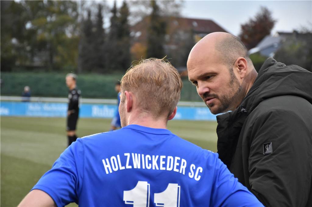 Rasantes Debüt und Spannung bis zur letzten Sekunde zwischen BW Alstedde und der U23 des HSC Claas Hoffmann (r.) im Gespräch mit seinem besten Joker heute: Justin Freeze.