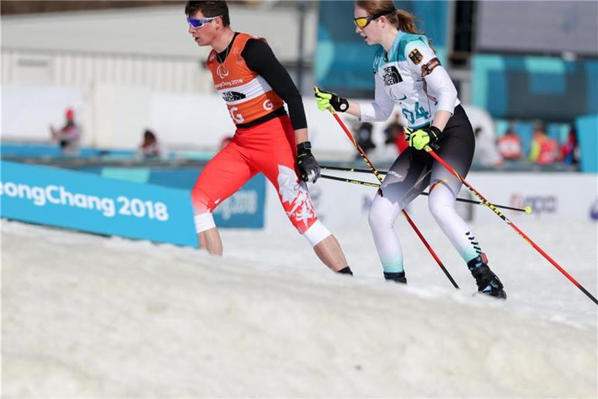 Klug holt erneut Bronze im Biathlon Clara Klug und ihr Begleiter Martin Härtl auf der Strecke. Foto: Jan Woitas