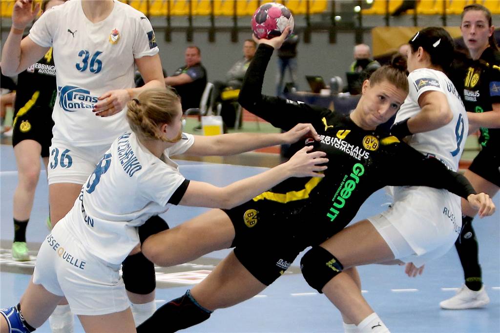 Clara Monti Danielsson (am Ball) spielt seit Sommer 2020 für Borussia Dortmund.