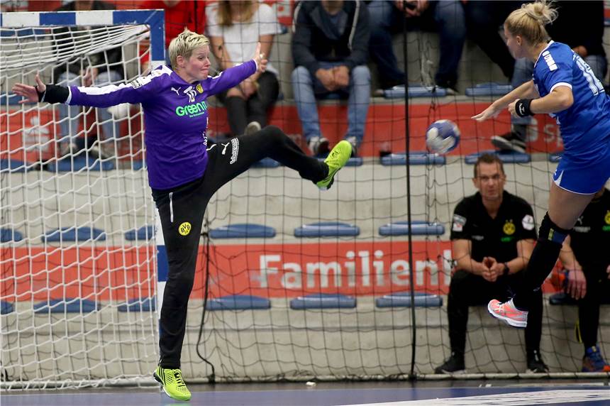 Premierenauszeichnung für ehemalige BVB-Spielerin: „Ein besonderer Moment“ Clara Woltering in Aktion: Die langjährige BVB-Torfrau erhielt jetzt den neugeschaffenen HBF-Award.