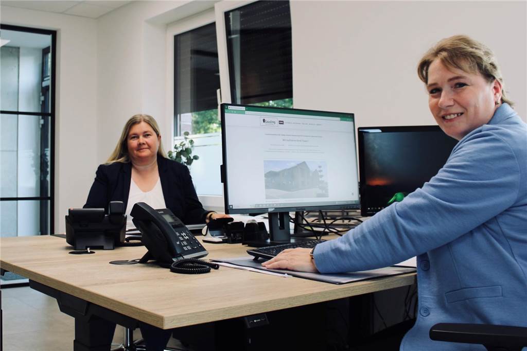 Gausling Konzeptbau: Vom Kleinbetrieb zum renommierten Bauunternehmen Clarissa Gausling (l.) und Elisabeth Endejann gefallen die neuen, hellen und modernen Büroräume in der Stroot.