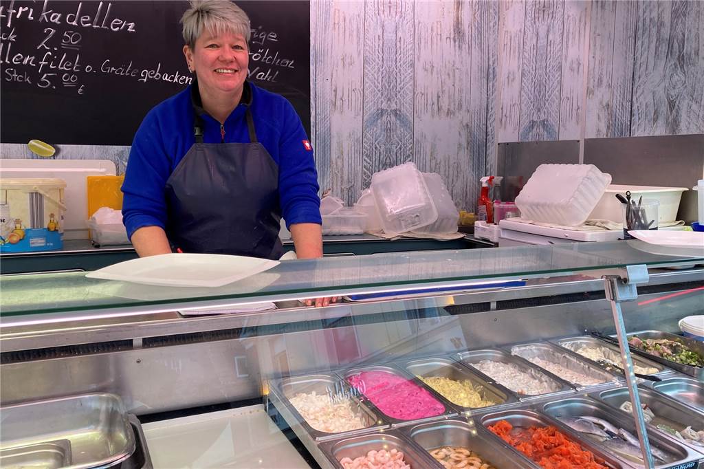 Plastiktüten-Verbot in Kraft: Ist der Wochenmarkt komplett Plastik-frei? Claudia Becker legt die Fischspezialitäten auch gerne in die mitgebrachte Tupperware ihrer Kunden.