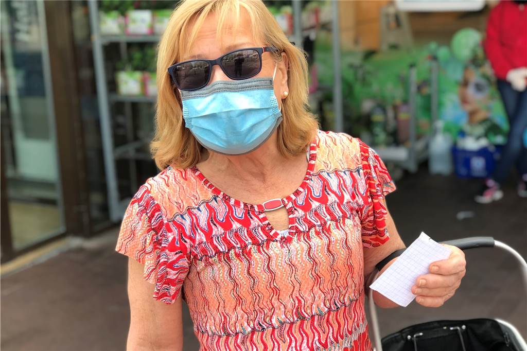 Maskenpflicht: Viel Verständnis, aber ein Kunde droht auch mit Schlägen Claudia Becker trägt die Maske, sie hält sie aber für überflüssig. Abstand halten sei wichtiger, meint sie.