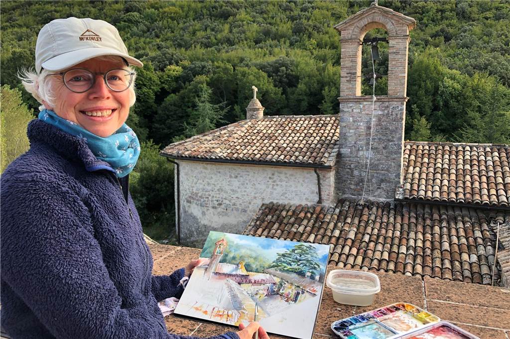 Claudia Brunke-Gregory aquarelliert einen Kapelleninnenhof in La Romita.