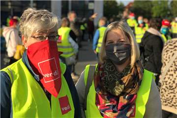 Claudia Groß aus Waltrop (l.) und ihre Kollegin Julia Schwandt (Henrichenburg) arbeiten seit Jahren zusammen im Rathaus für das Jobcenter. Sie wollen mehr Wertschätzung für ihre Arbeit.