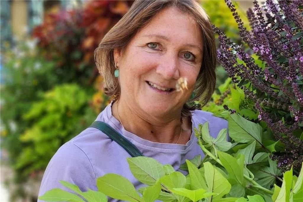 Trödelgärtnerei am Domhof: Tausendschön bekommt Fläche in der Innenstadt Claudia Groten hat die Trödelgärtnerei Tausendschön vor rund acht Jahren gegründet. Als reines Hobbyprojekt, wie sie sagt. Inzwischen gibt es einen festen Mitarbeiter, zwei Aushilfen und eine Gruppe von Ladenhütern, die sich um die Verkaufsfläche im Aufhaus kümmern.