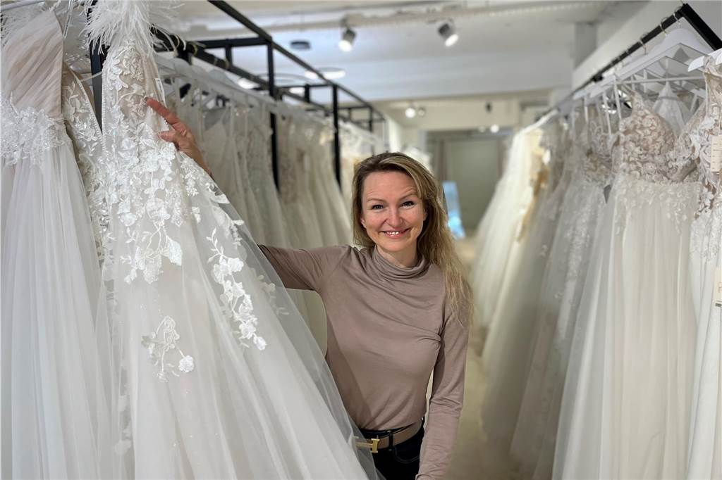 Abiball-Desaster und schwere Unfälle: Diese Themen bewegten Mengede 2023 Inhaberin Claudia Haskic zwischen Kleiderständern mit Braukleidern.