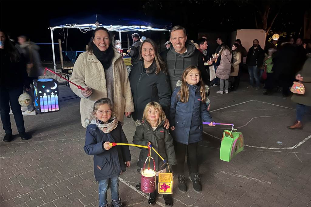 Claudia, Janina und Daniel (hinten, von links nach rechts) waren mit Greta, Amia und Felia zum Martinsumzug nach Cappenberg gekommen.