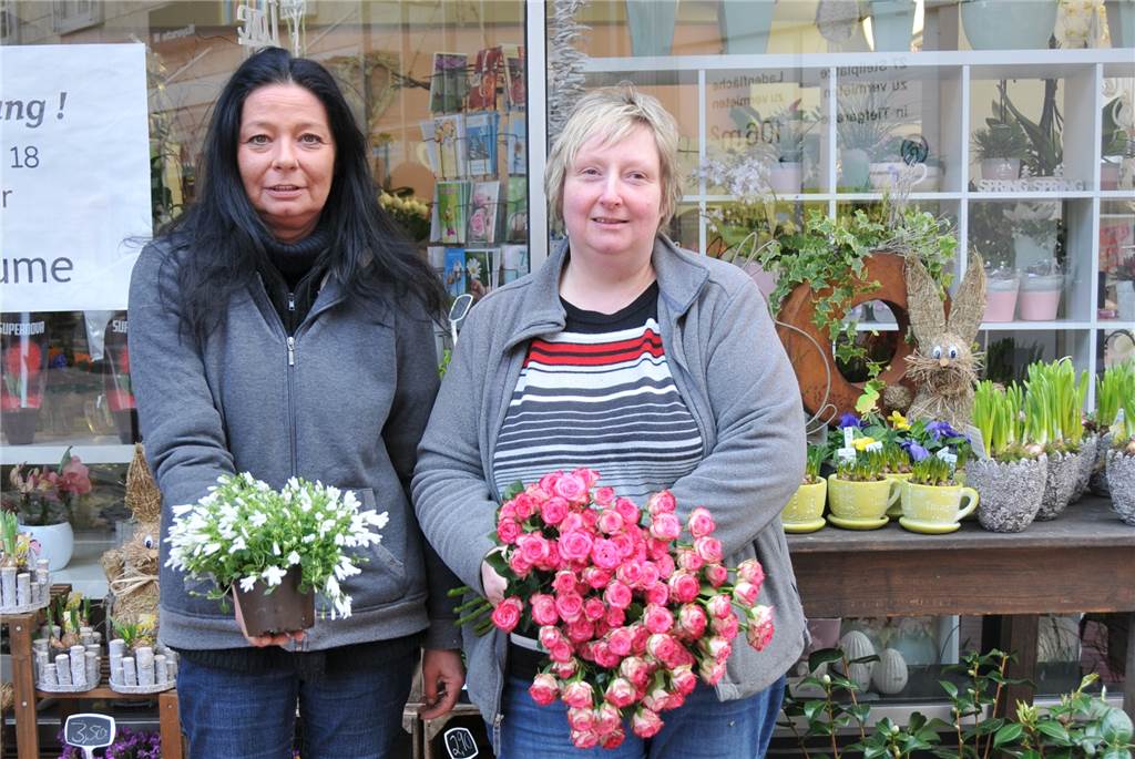 Händler zu Laschets Lockdown-Plänen: Man hätte eher durchgreifen müssen Claudia Jung (r.), Inhaberin der Pustblume, bricht mit einem erneuten Lockdown das komplette Silvestergeschäft weg.