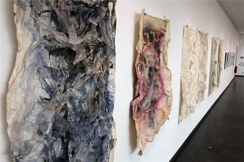 So blickt eine Gruppe Dortmunder Künstler um Günter Rückert auf die Welt Claudia Karweick stellt Reliefs aus speziellem Papier aus.