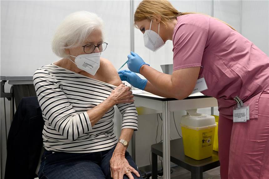 Corona-Lockerungen: Was Immungeschwächte jetzt wissen müssen Claudia Kreil (r) vom Impfzentrum am Robert-Bosch-Krankenhaus verabreicht eine Auffrischimpfung gegen das Coronavirus. (Symbolbild)